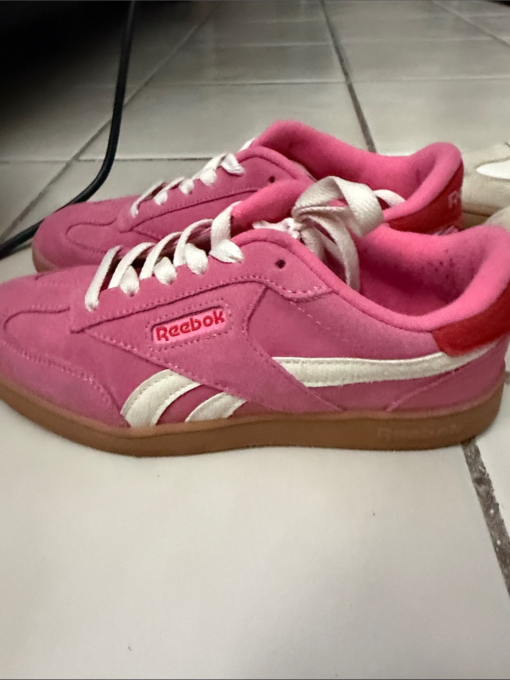 Reebok womens 7 Classic Pink Suede Sneakers